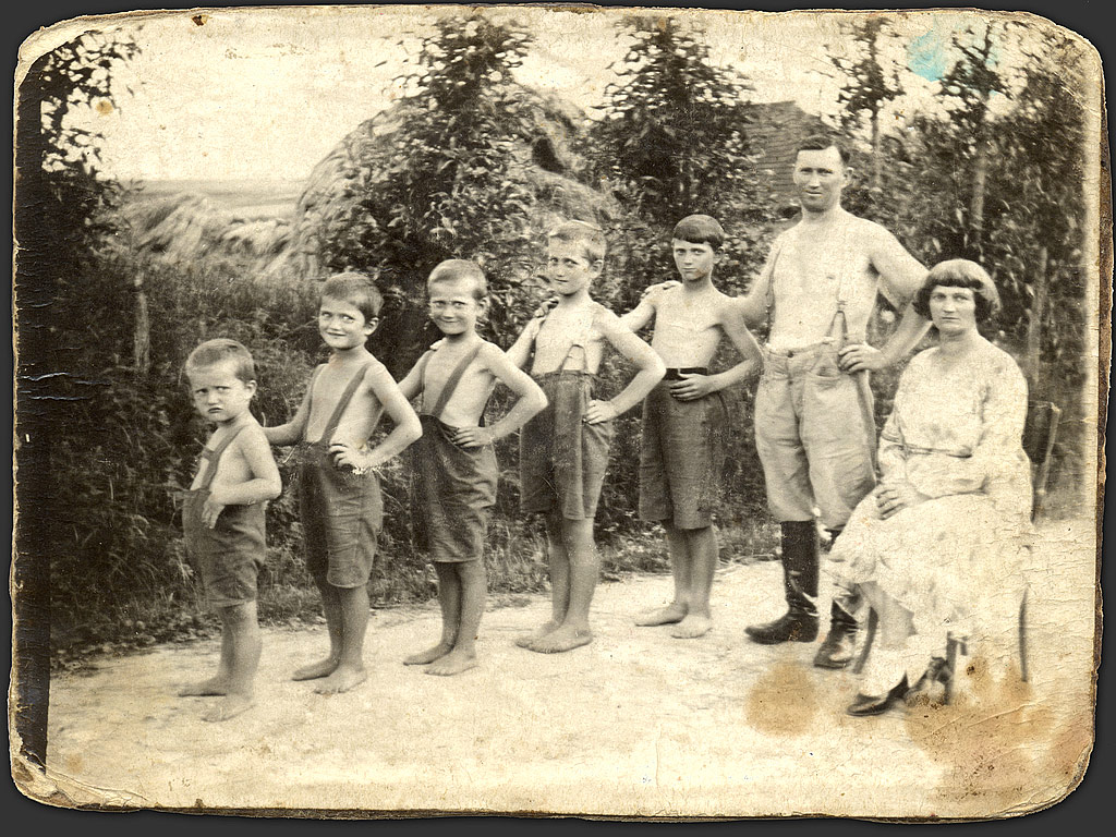 old_family_photo_by_allwell.jpg