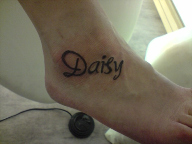 Afbeeldingsresultaat voor daisy name tattoo